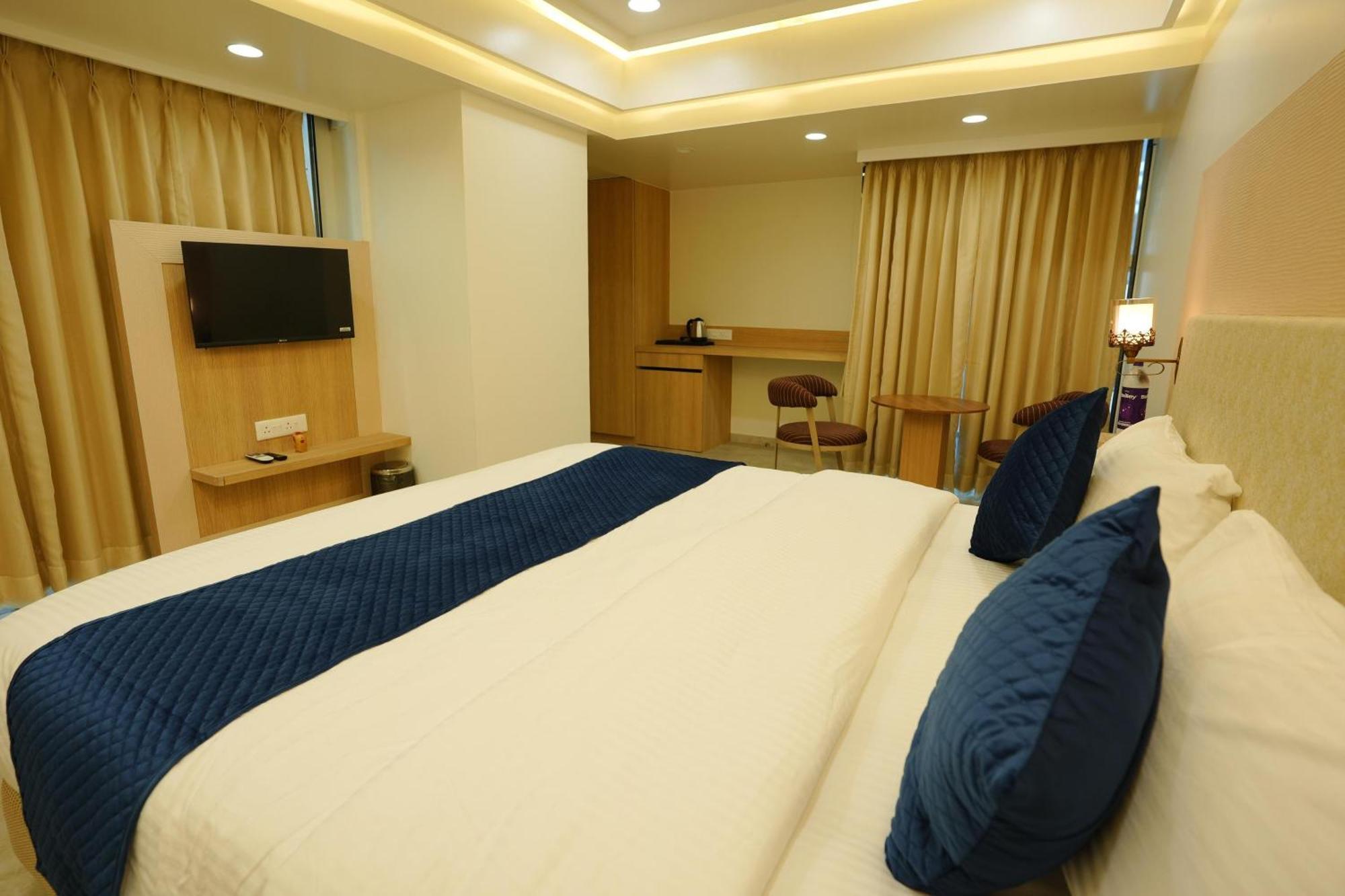Hotel 6 Seasons, Koregoan Park, Pune Eksteriør bilde