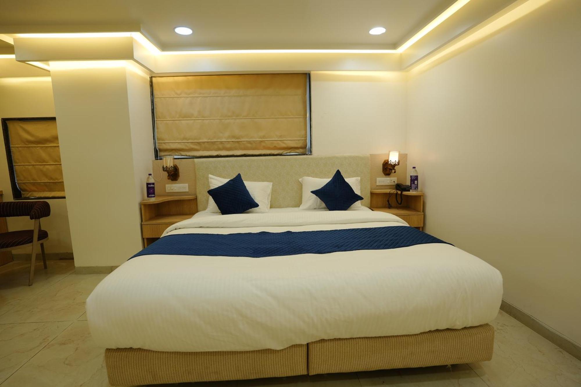 Hotel 6 Seasons, Koregoan Park, Pune Eksteriør bilde
