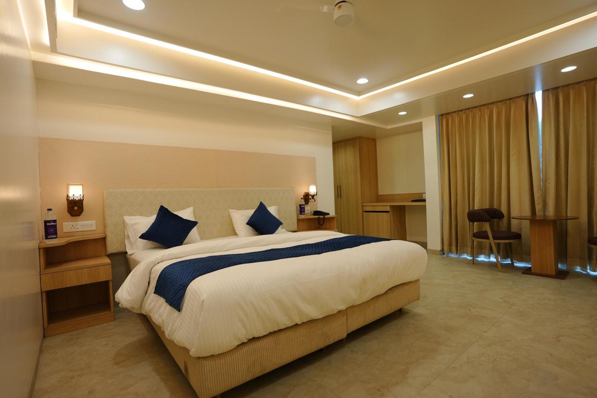 Hotel 6 Seasons, Koregoan Park, Pune Eksteriør bilde