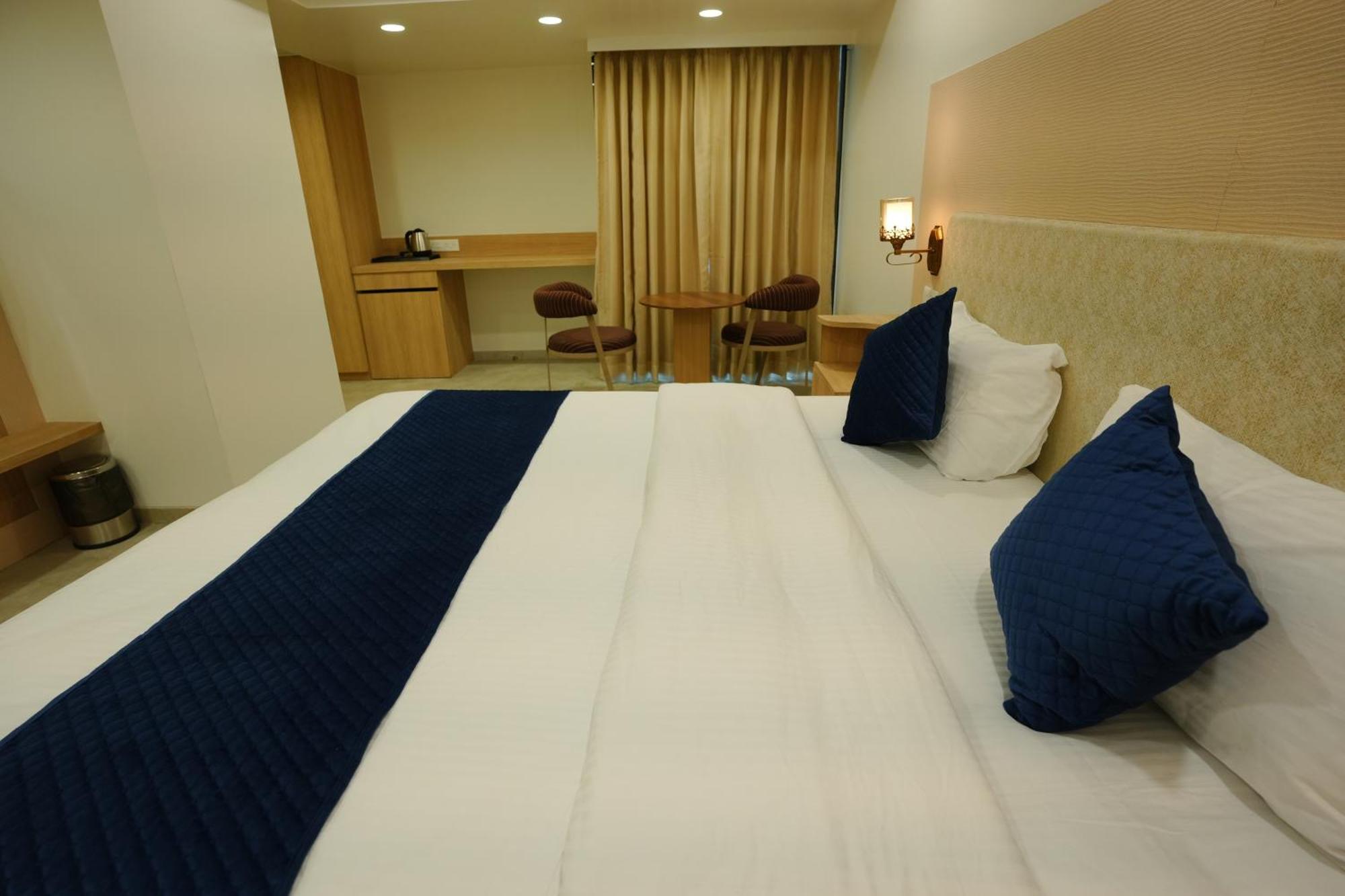 Hotel 6 Seasons, Koregoan Park, Pune Eksteriør bilde
