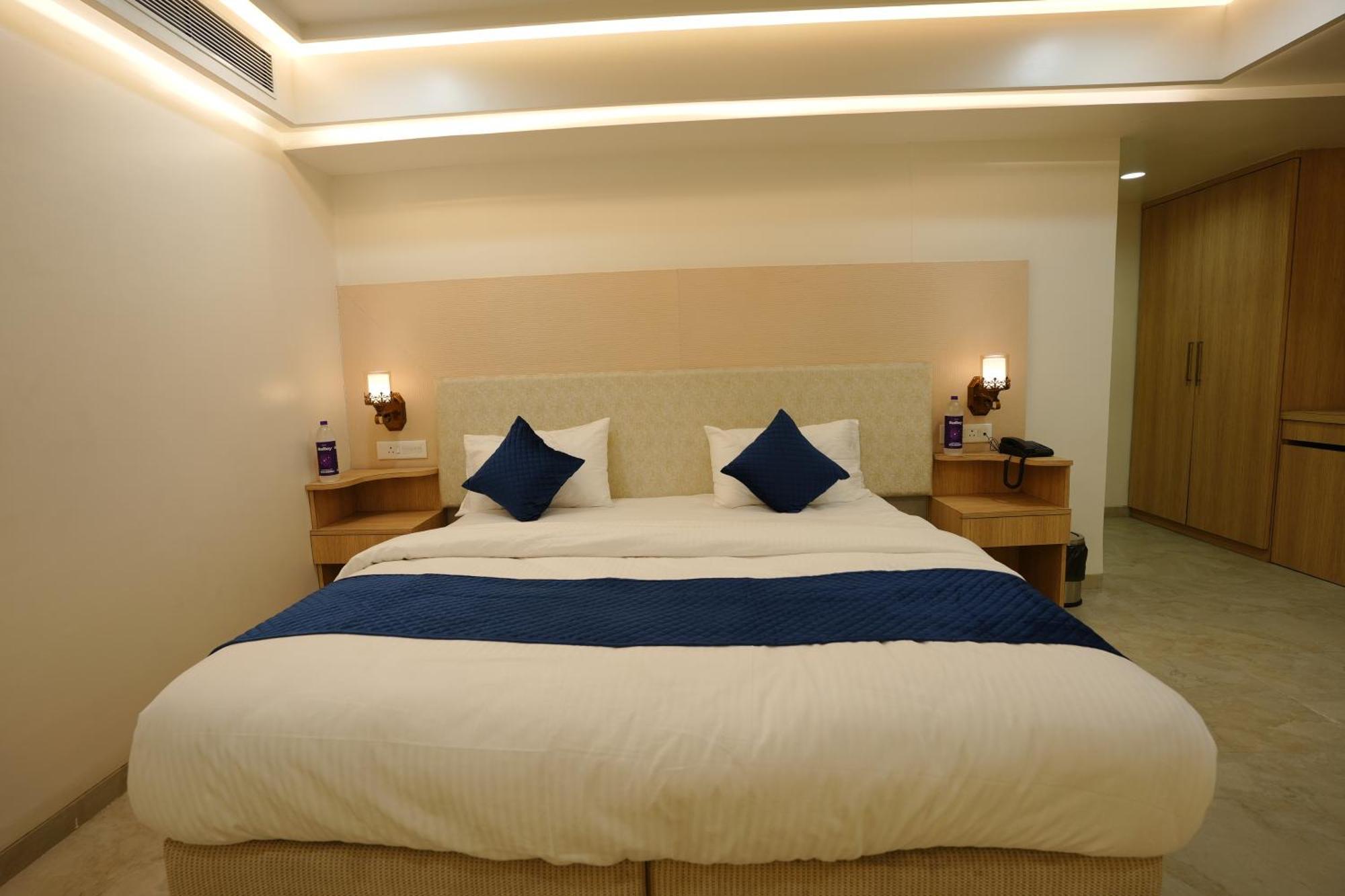 Hotel 6 Seasons, Koregoan Park, Pune Eksteriør bilde