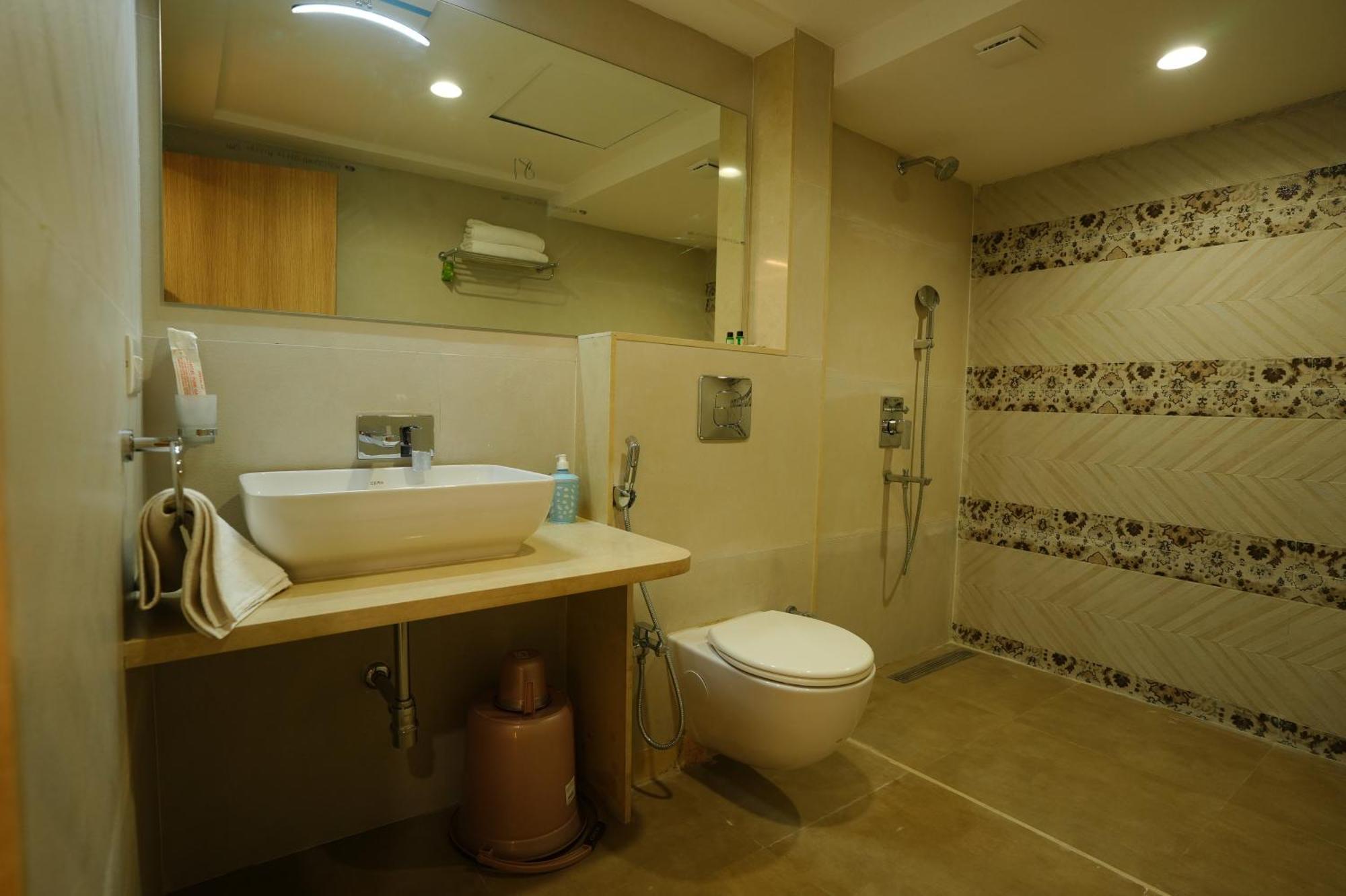 Hotel 6 Seasons, Koregoan Park, Pune Eksteriør bilde