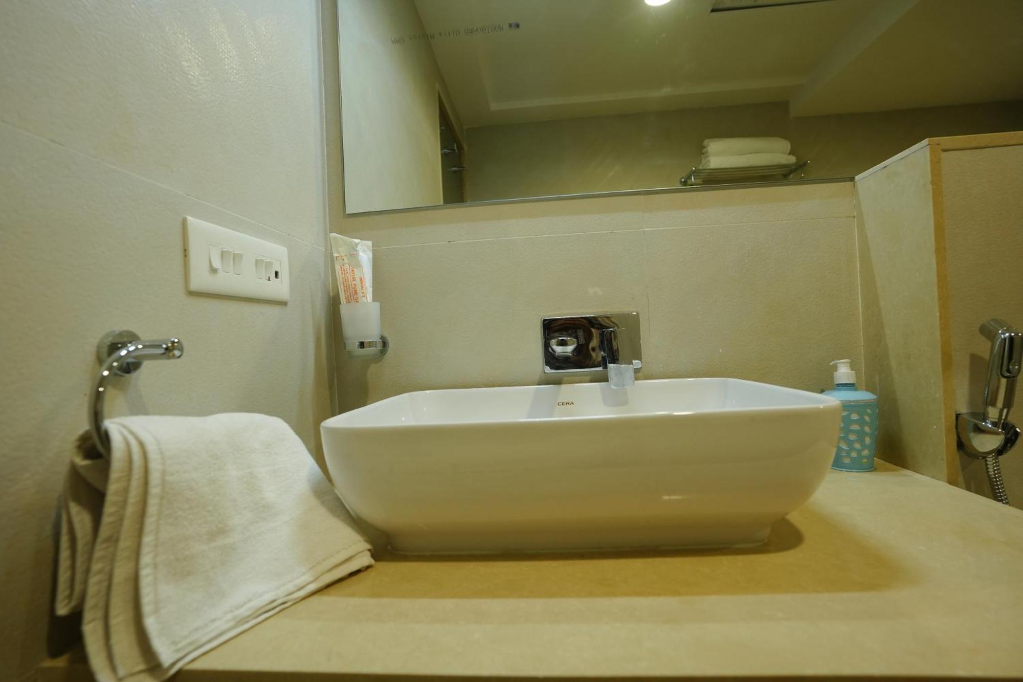 Hotel 6 Seasons, Koregoan Park, Pune Eksteriør bilde