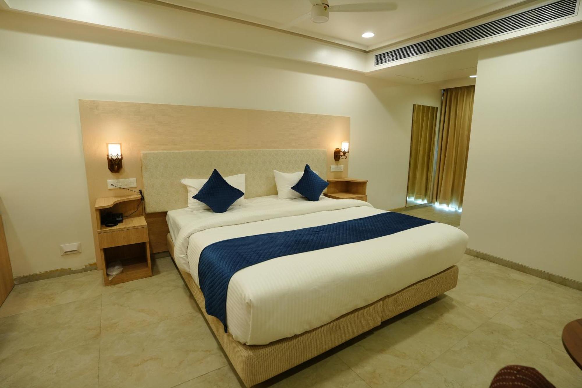 Hotel 6 Seasons, Koregoan Park, Pune Eksteriør bilde