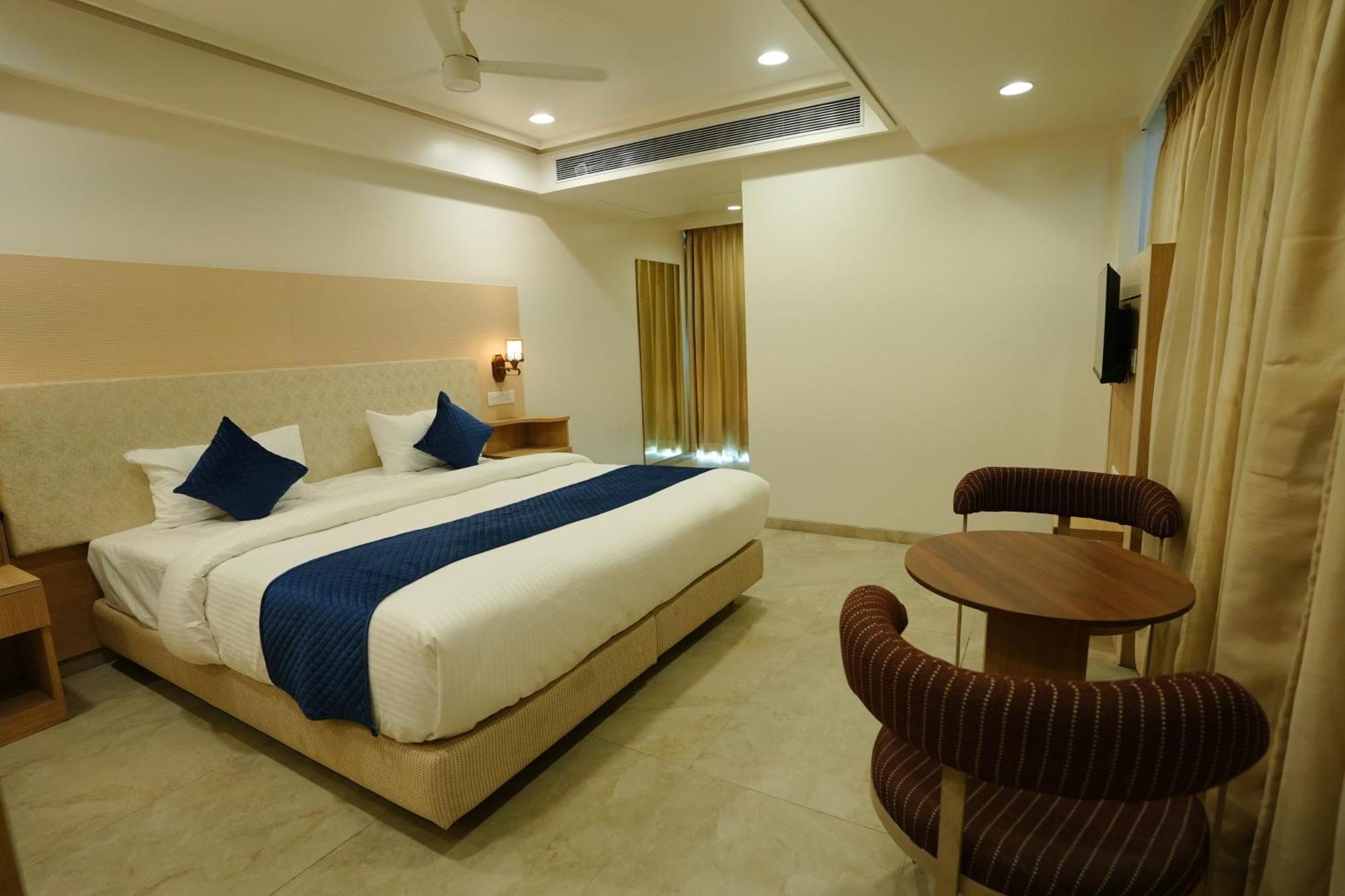 Hotel 6 Seasons, Koregoan Park, Pune Eksteriør bilde