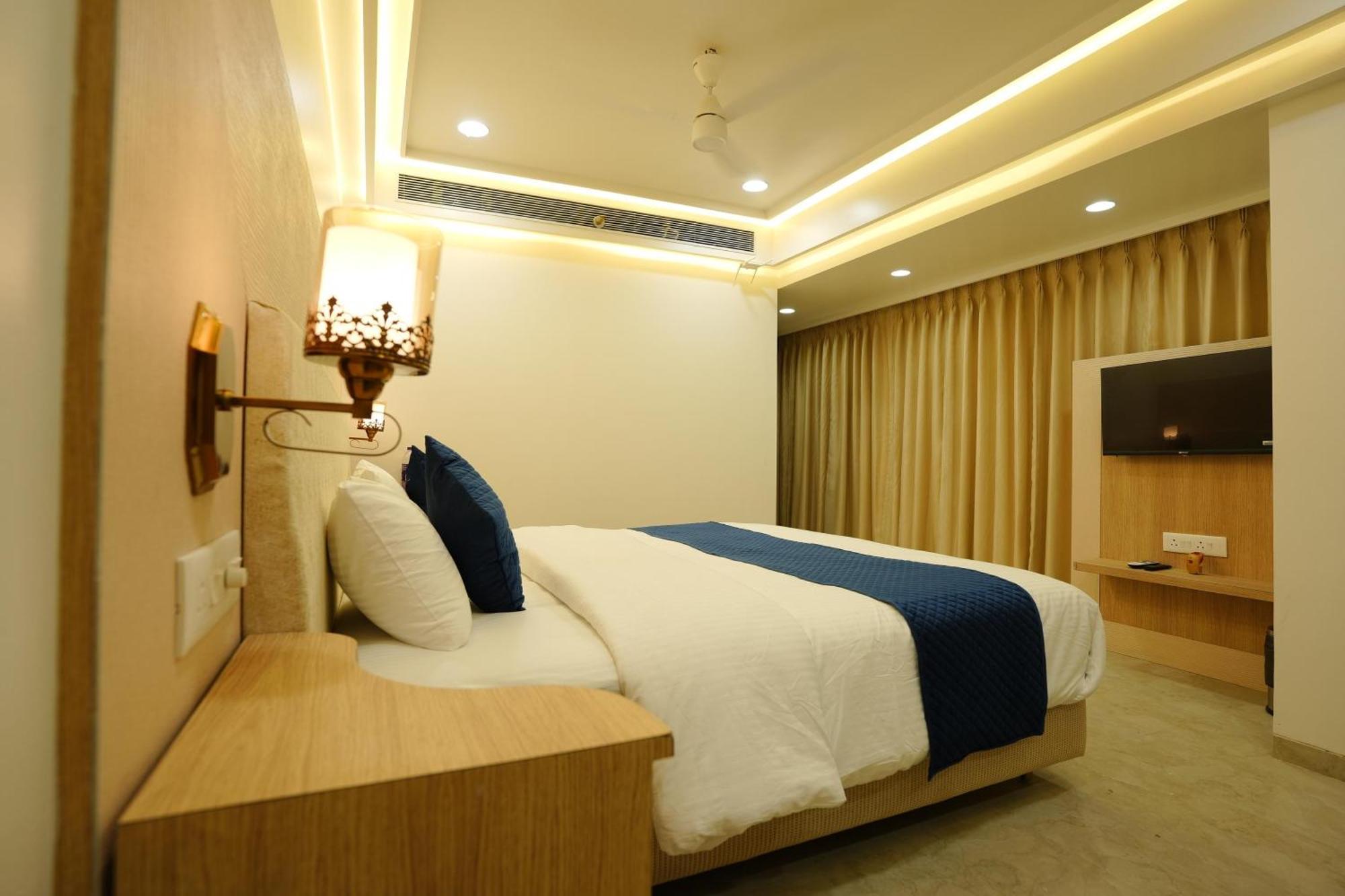 Hotel 6 Seasons, Koregoan Park, Pune Eksteriør bilde
