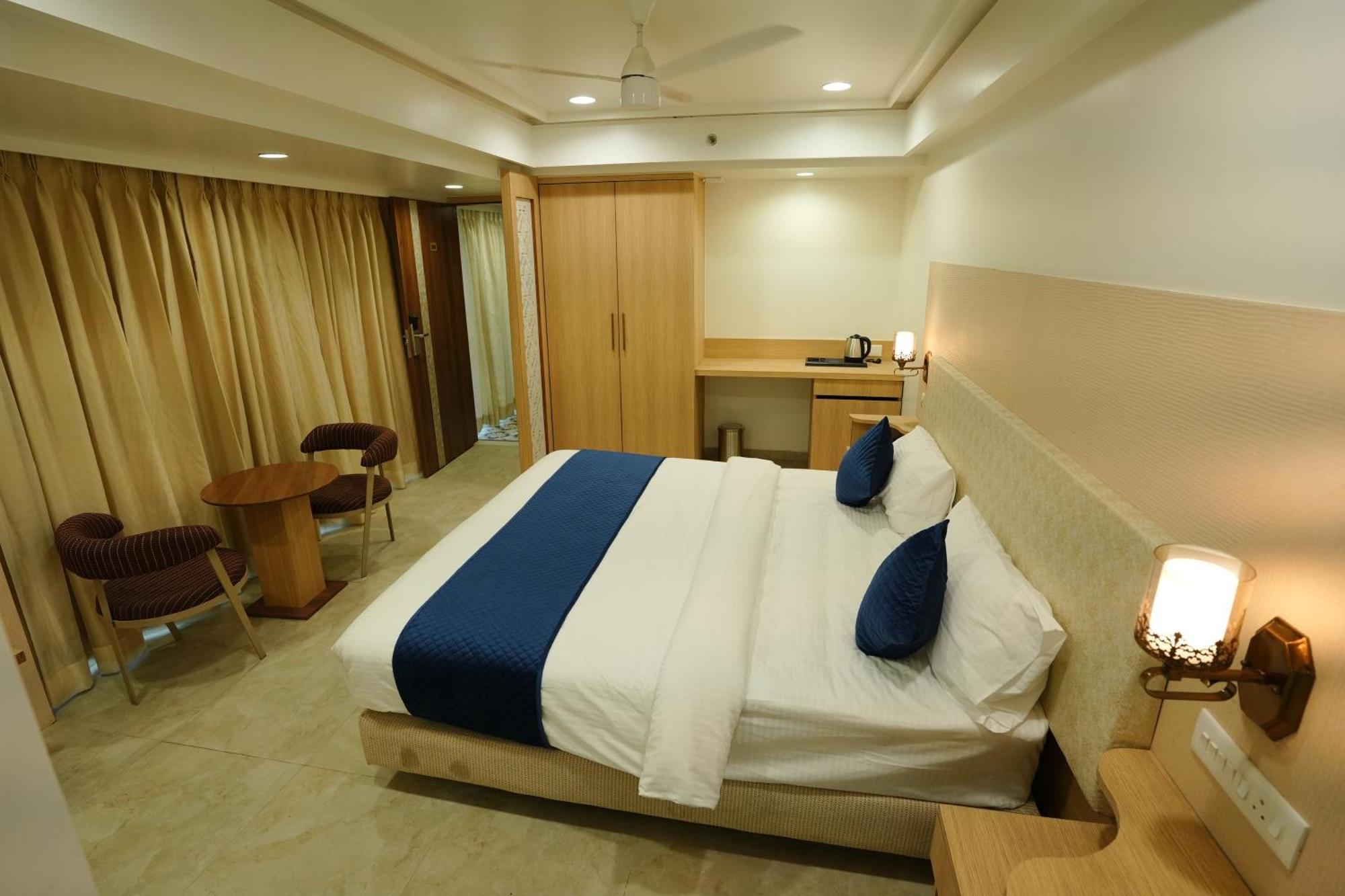 Hotel 6 Seasons, Koregoan Park, Pune Eksteriør bilde