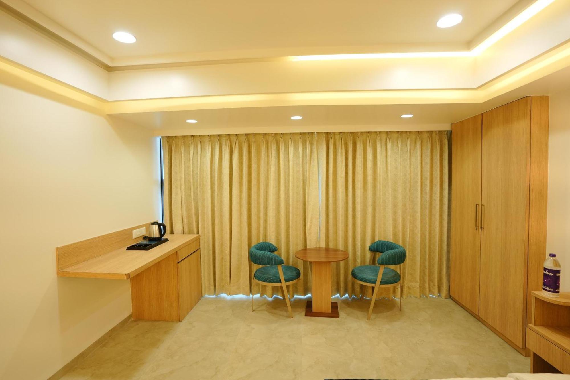 Hotel 6 Seasons, Koregoan Park, Pune Eksteriør bilde
