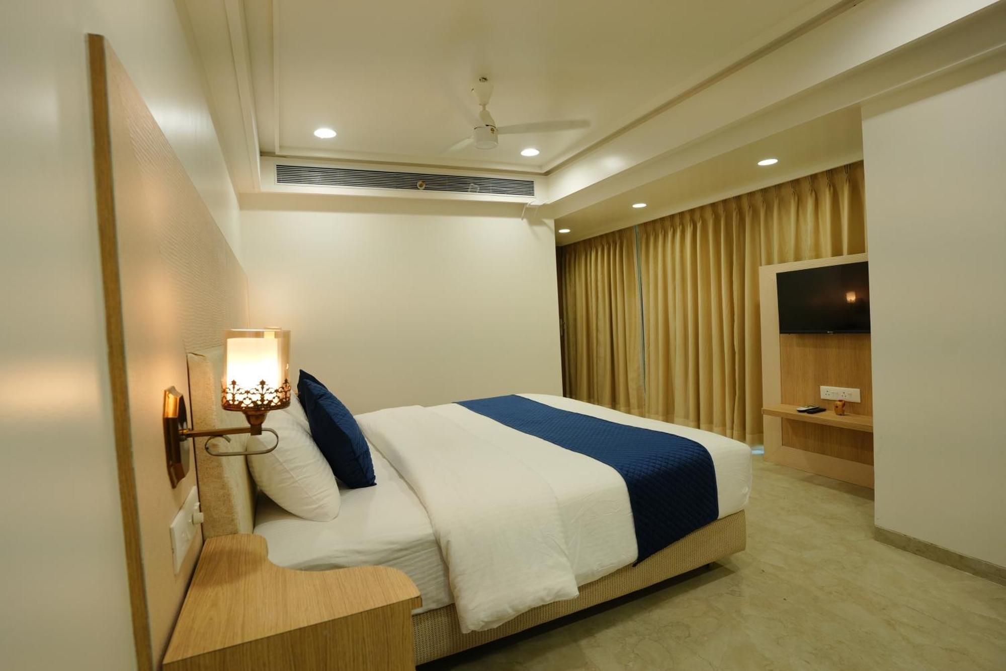 Hotel 6 Seasons, Koregoan Park, Pune Eksteriør bilde