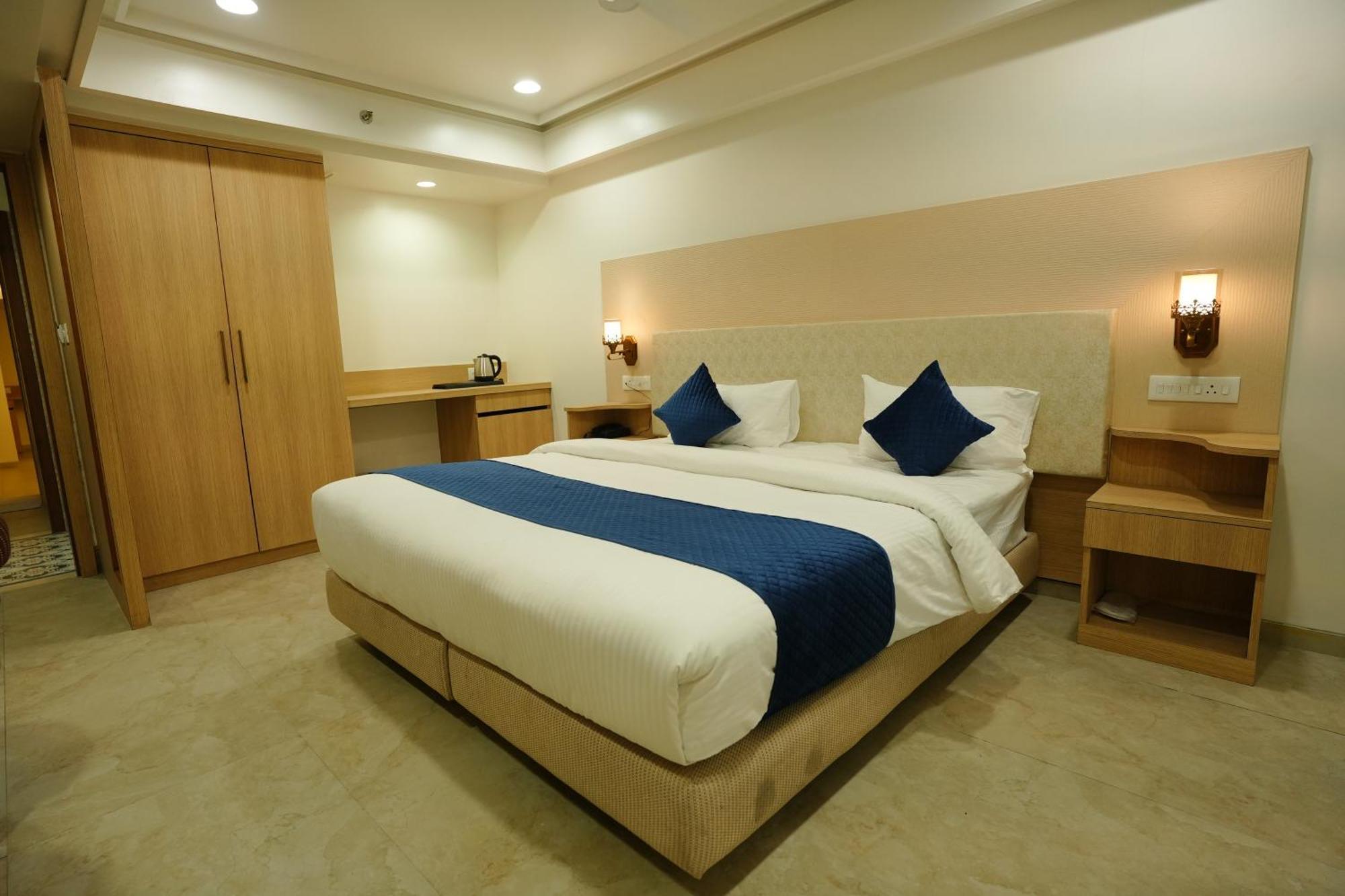 Hotel 6 Seasons, Koregoan Park, Pune Eksteriør bilde