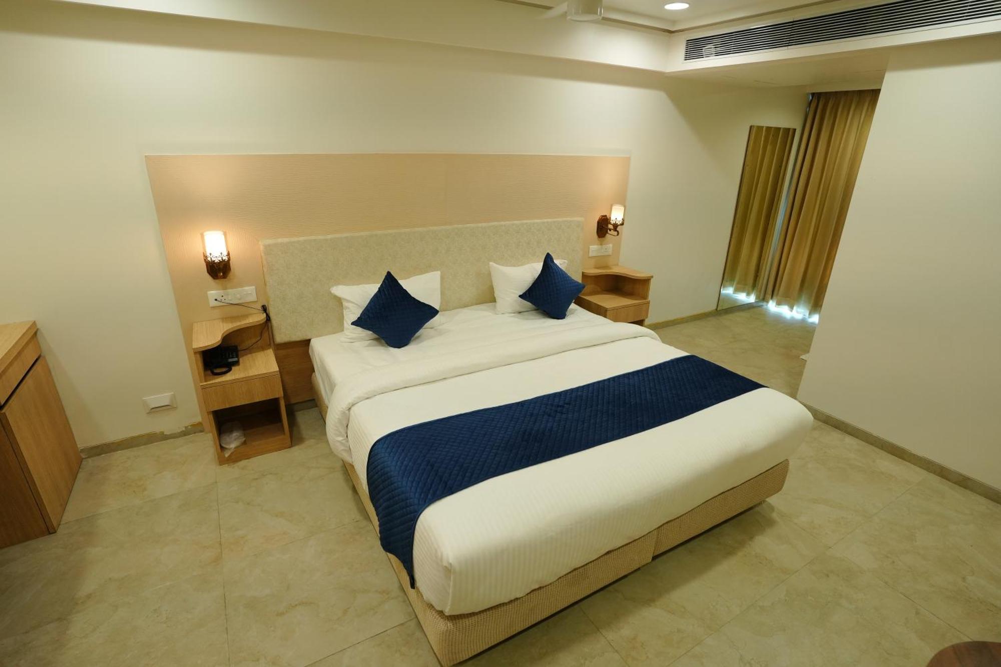 Hotel 6 Seasons, Koregoan Park, Pune Eksteriør bilde